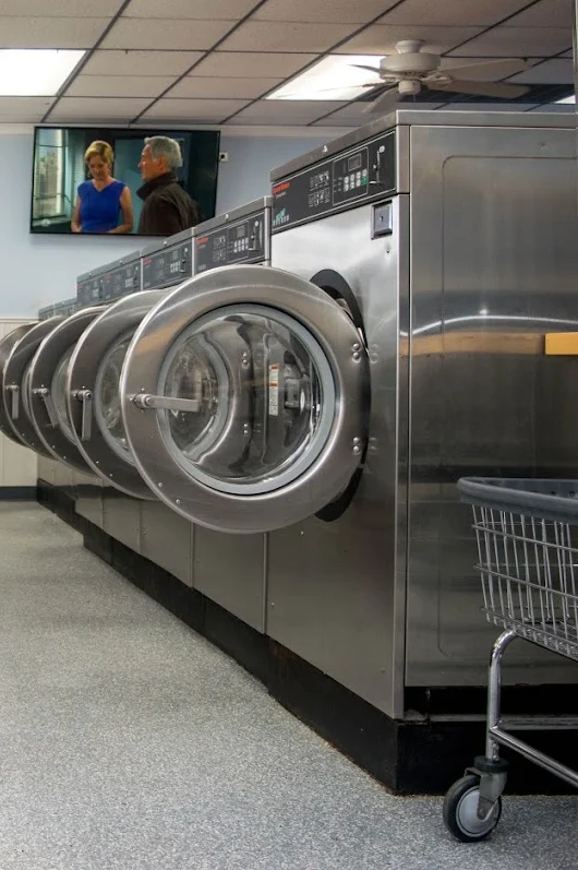 La fila de lavadoras de carga frontal de acero inoxidable en Princeton Laundry